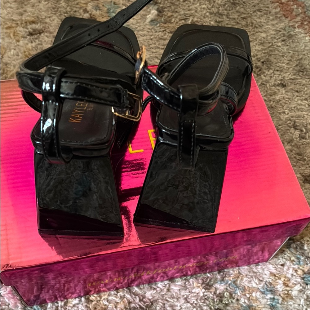 Black Women's Heels - Picture 3 of 7